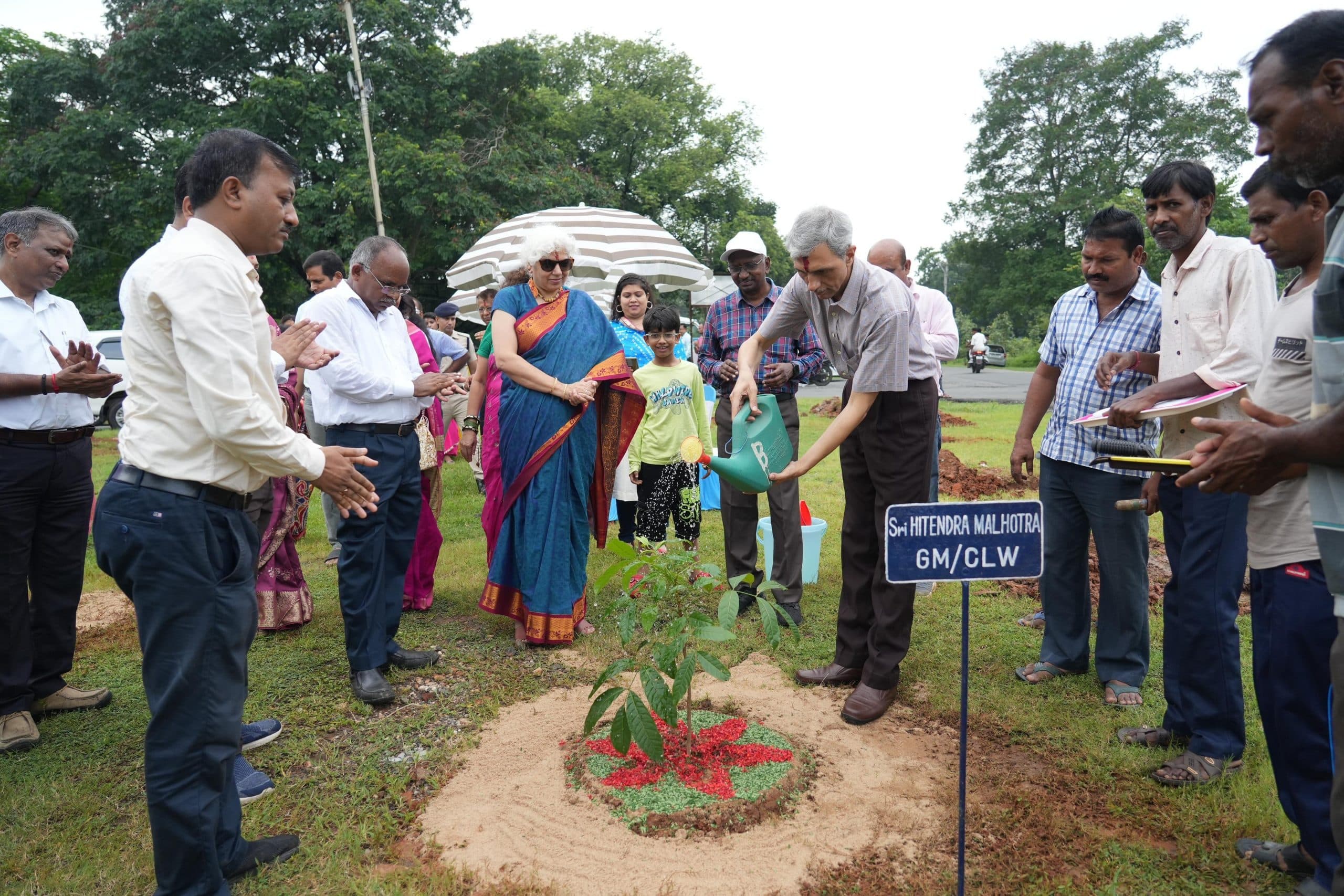 चिरेका में स्वच्छता ही सेवा के तहत किया गया पौधरोपण