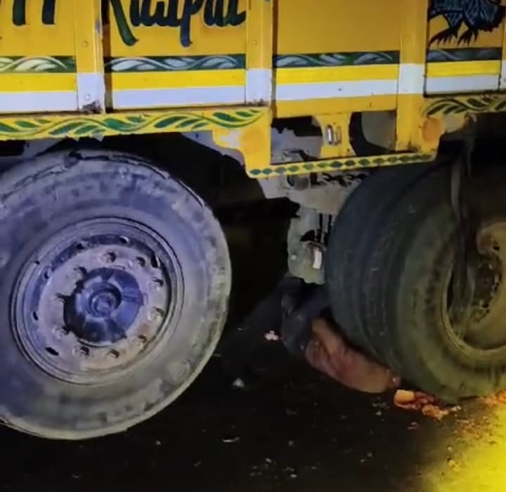 कुचलकर साइकिल सवार अधेड़ की मौत, दुमका-सिउड़ी पथ पर सुखजोड़ा पेट्रोल पंप के पास की घटना, पुलिस ने ट्रक को किया जब्त, चालक मौके से फरार