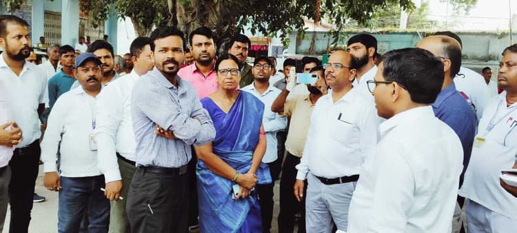 डीएम ने सदर अस्पताल का किया निरीक्षण,स्वास्थ्य कर्मियों में हड़कंप