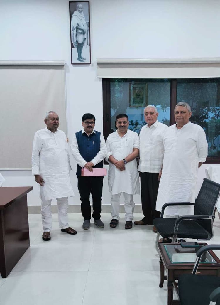 सीएम से मिले पूर्व विधायक मुजाहिद आलम, जिले की विभिन्न समस्याओं को लेकर सौंपा मांग पत्र