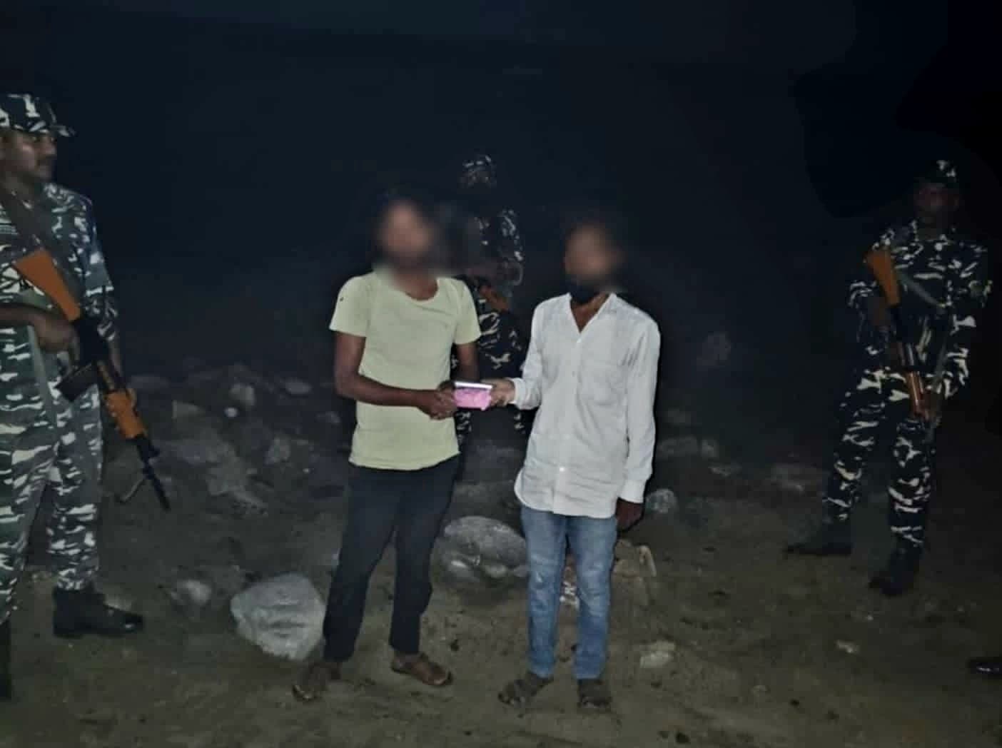 एसएसबी जवानों ने मादक पदार्थों के साथ दो युवकों को पकड़कर किया पुलिस के हवाले