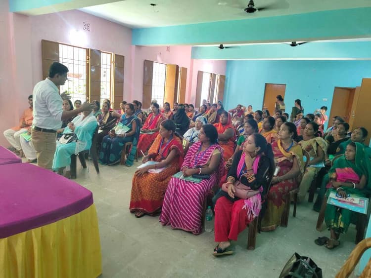 बैंक से मिले ऋण का दीदियां व्यापार में करें अच्छे से उपयोग, कर्ज चुकाकर बनें आत्मनिर्भर : नगर प्रशासक