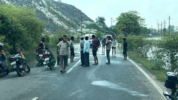 कोलियरी के ओबी डंप के समीप सड़क पर जलजमाव होने से कोलकर्मी व आम लोग परेशान, पानी निकासी की उठायी मांग