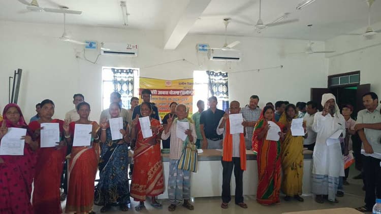 बीडीओ ने 239 आवास लाभुकों के बीच स्वीकृत लेटर का किया वितरण