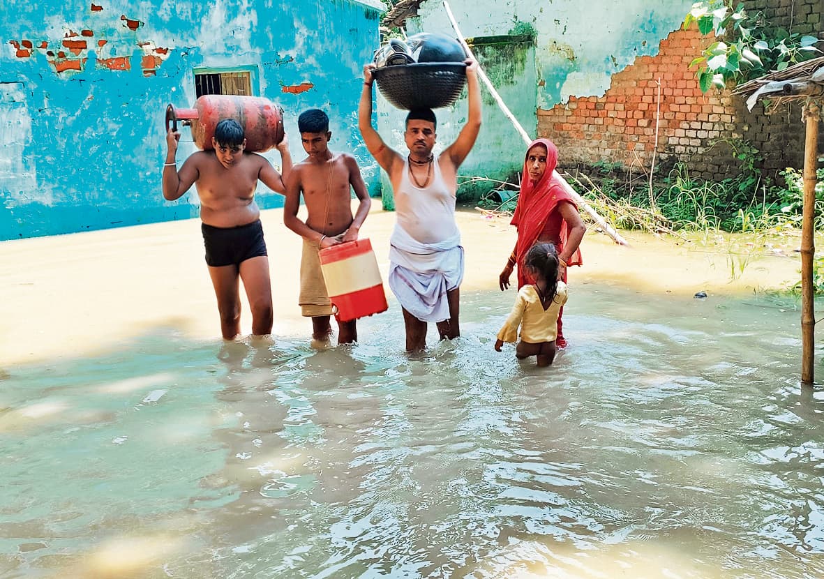 HAJIPUR NEWS : राघोपुर में फैला बाढ़ का पानी, 21 तक स्कूल बंद