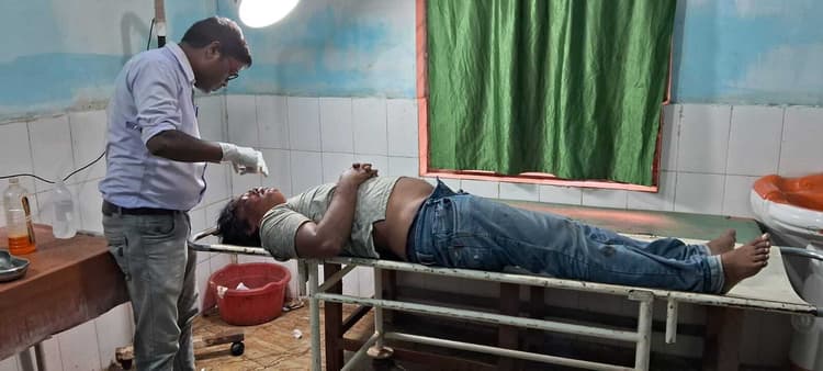 डूंगरूपाड़ा में आमने-सामने टकरायी बाइक, दो घायल