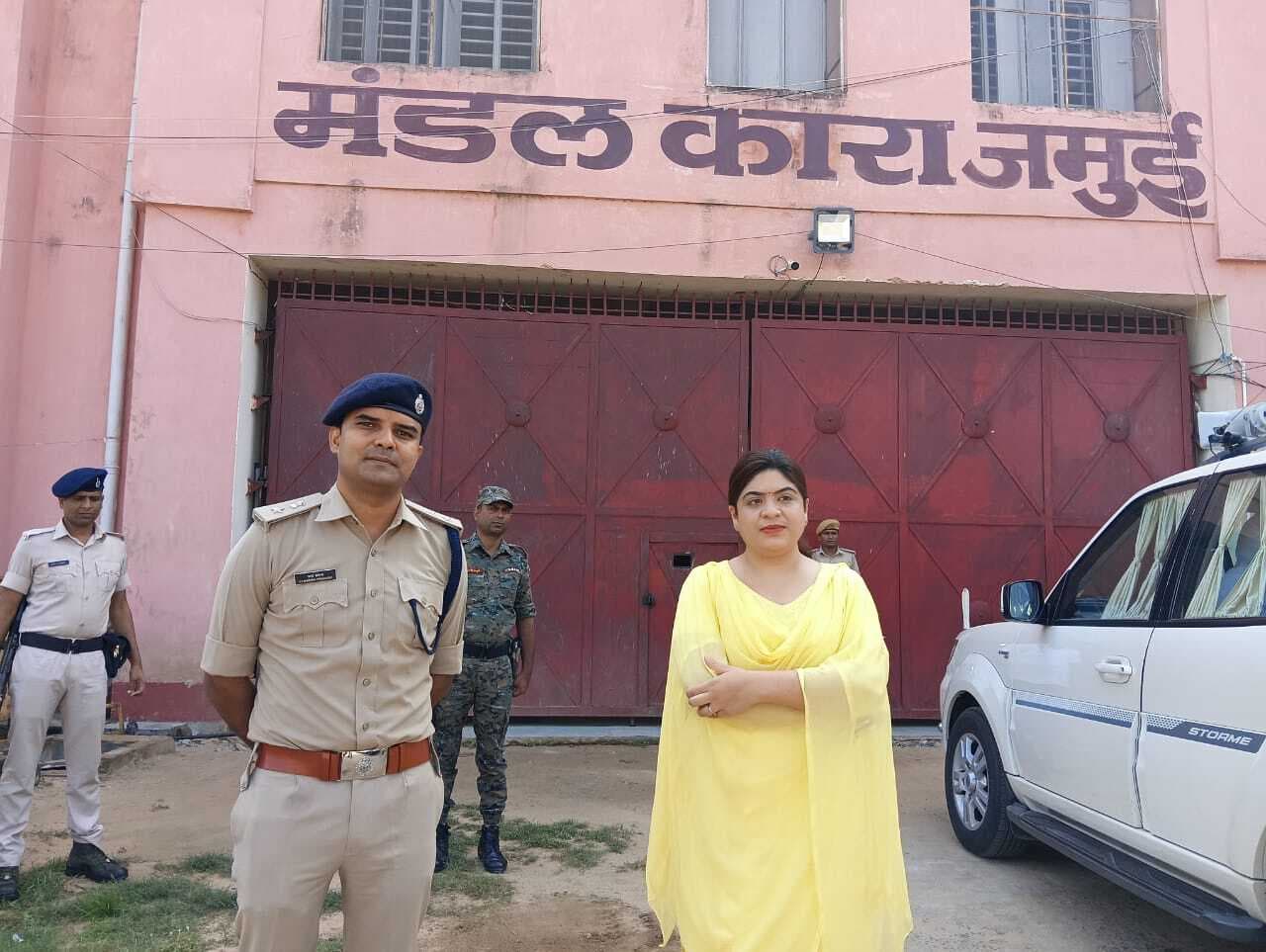 मंडल कारा में चिकित्सक के अनुपस्थित रहने पर डीएम व एसपी नराज