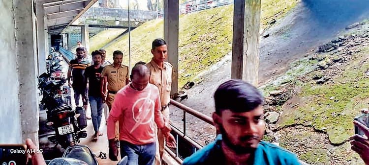 लाउड स्पीकर बंद कराने गयी पुलिस पर टूटे