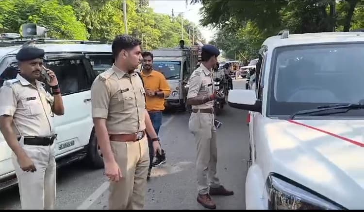 राजद कार्यालय के बाहर लगी गाड़ियों का कटा चालान