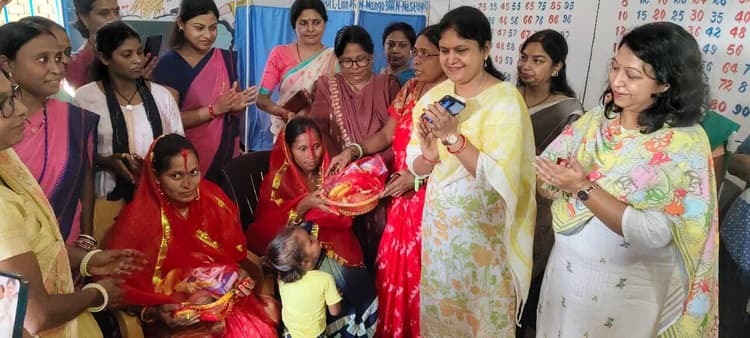 Giridih News: आंगनबाड़ी केंद्र में गर्भवती महिलाओं की हुई गोदभराई