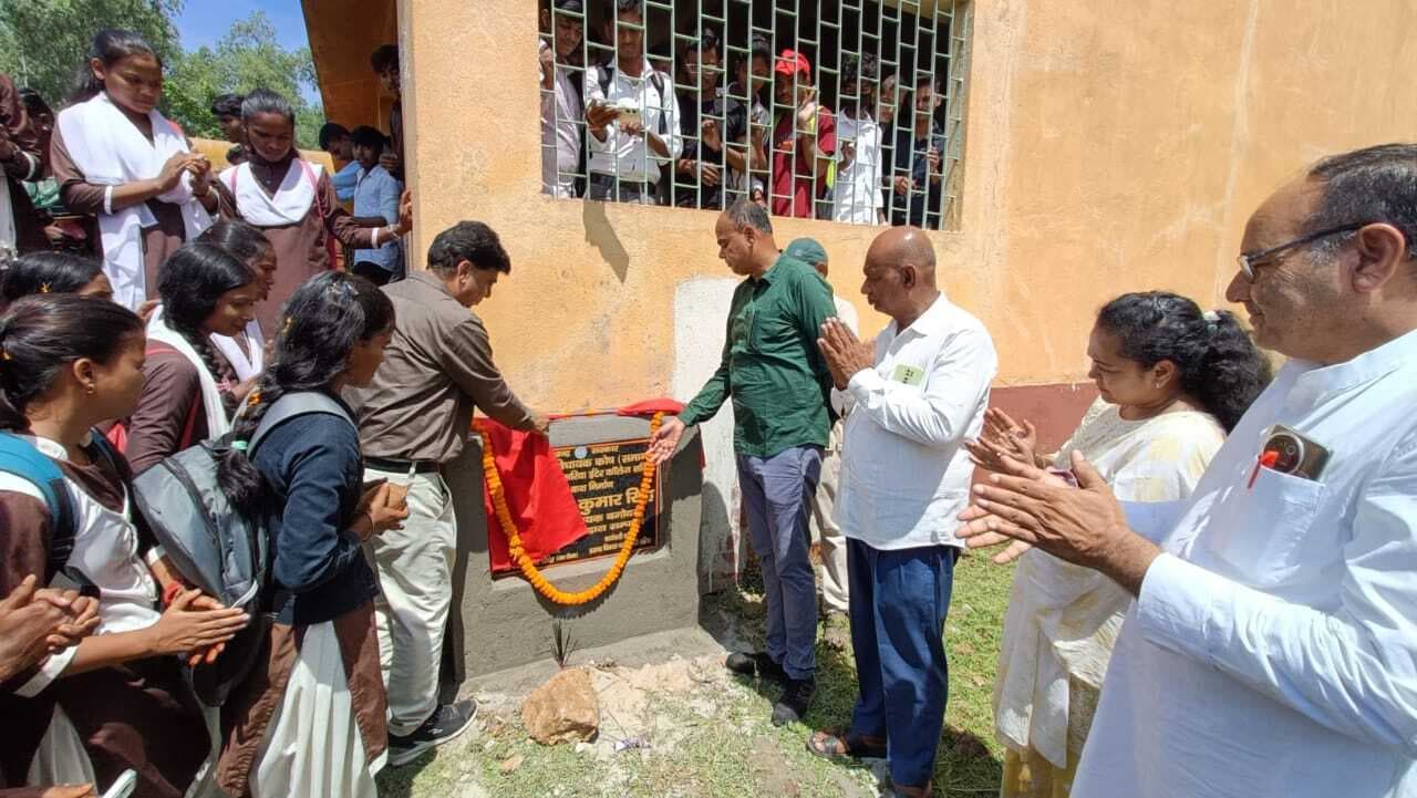 Giridih News: इंटर कॉलेज सरिया में विधायक मद से दो कमरा भवन निर्माण का शिलान्यास