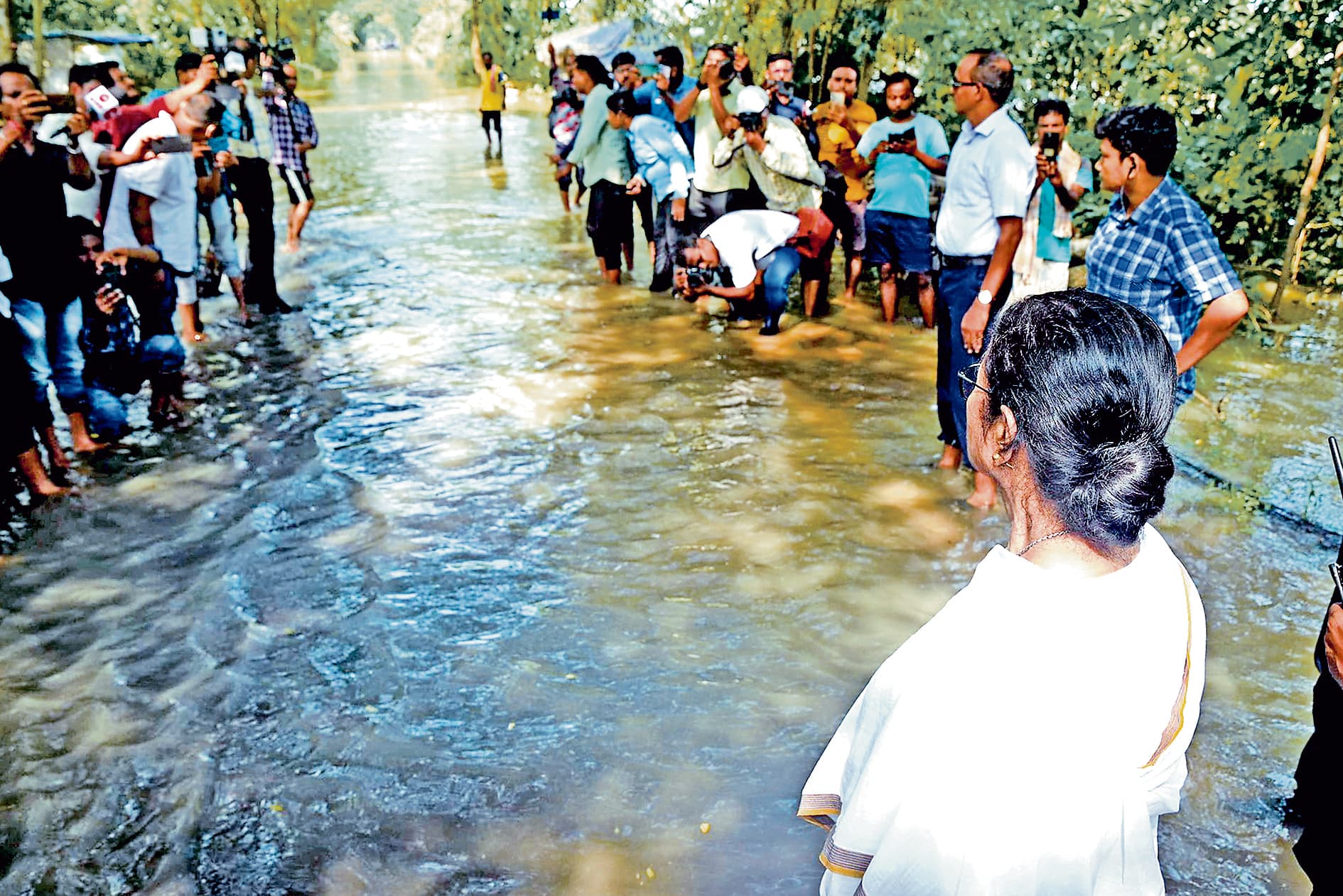 बंगाल में बाढ़ के लिए केंद्र जिम्मेदार, डीवीसी से रिश्ते पर होगा विचार : ममता