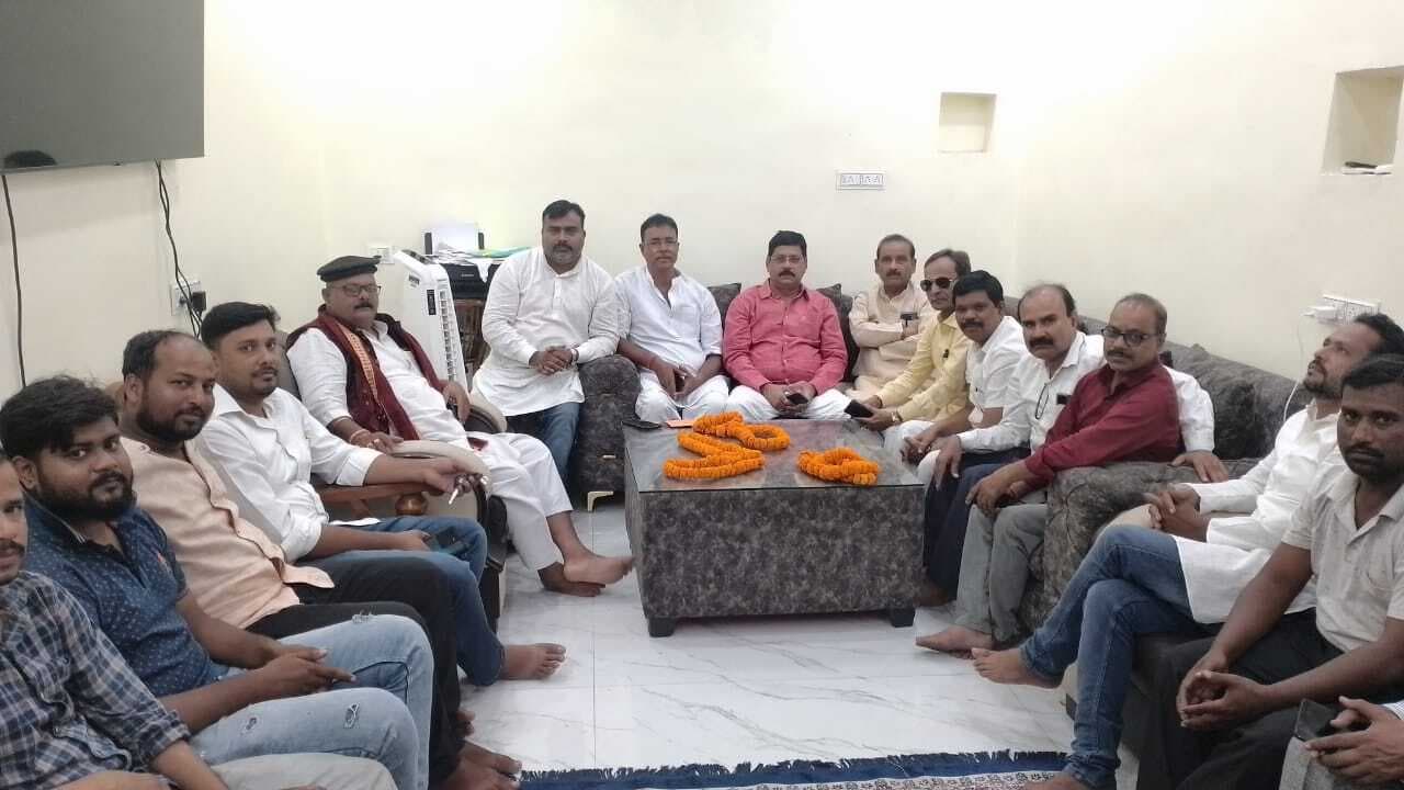 Dhanbad News: कांग्रेस : रायशुमारी बैठक में प्रभारी को सौंपी नामों की सूची