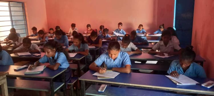 अमौर प्रखंड के 196 विद्यालयों में शांतिपूर्वक ली गयी अर्द्धवार्षिक परीक्षा