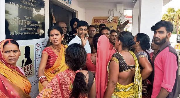 Chhapra News : फुलवरिया में इलाज के दौरान बच्चे की हुई मौत, परिजनों ने चिकित्सक को बनाया बंधक