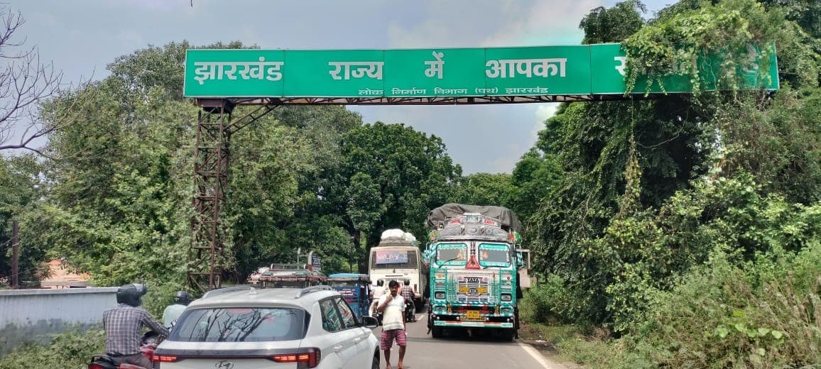 बंगाल सीमा पर मालवाहक ट्रकों के प्रवेश पर लगी रोक