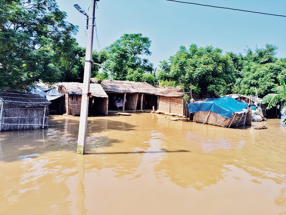 HAJIPUR NEWS : बिदुपुर में आधा दर्जन से अधिक गांवों में घुसा पानी, अधिकारियों ने लिया जायजा