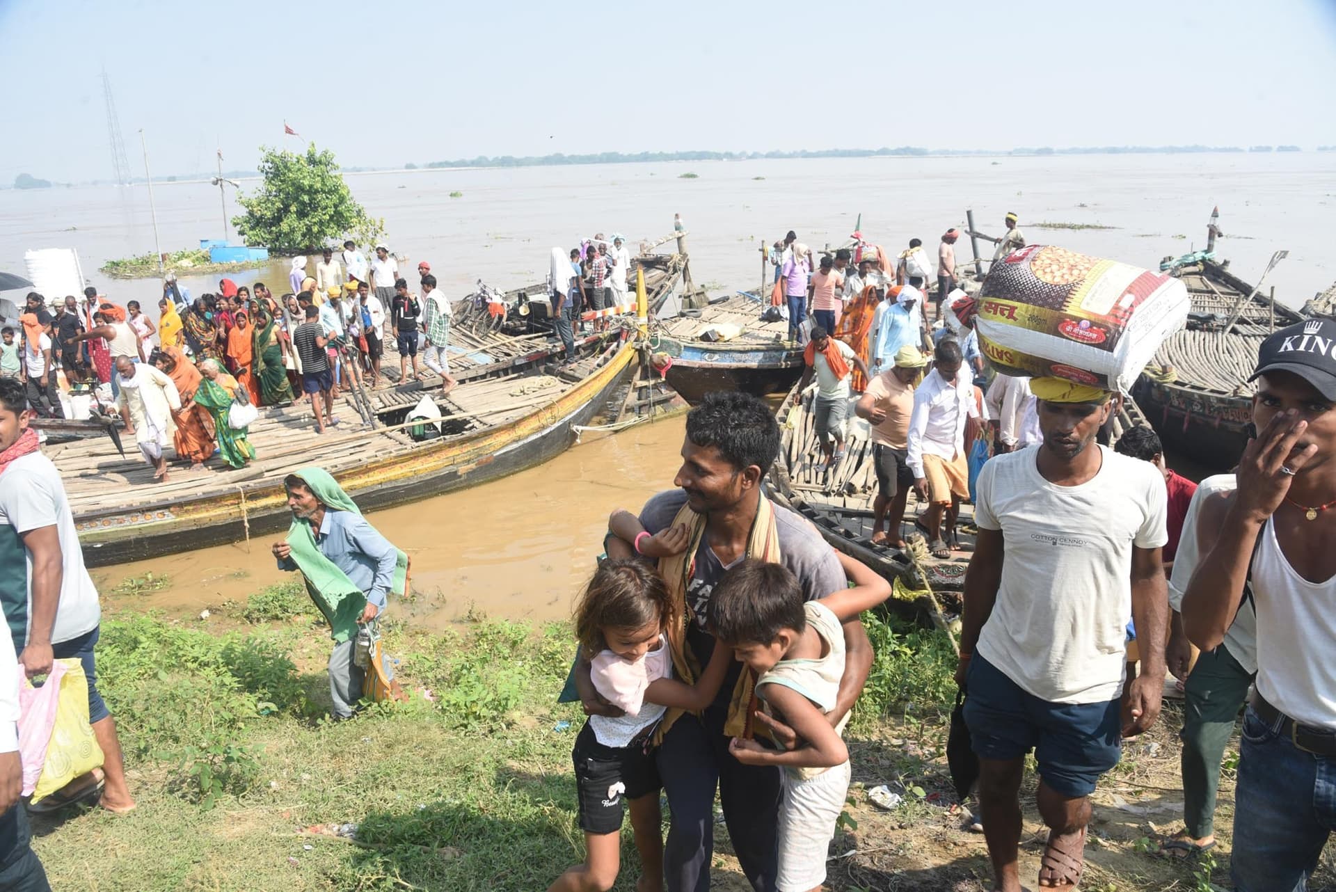 तीन दिनों की वृद्धि के बाद स्थिर हुआ गंगा का जल स्तर