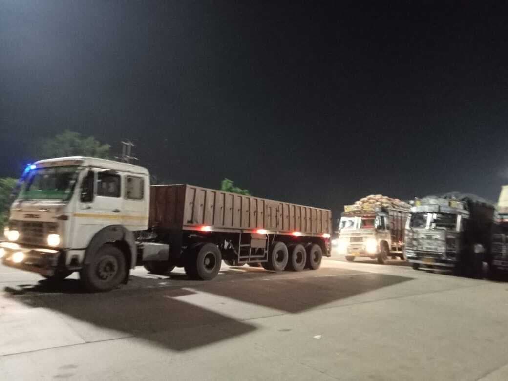 dhanbad news झारखंड के वाहनों की इंट्री पर रोक के बाद माले ने बंगाल की गाड़ियों को आने से रोका