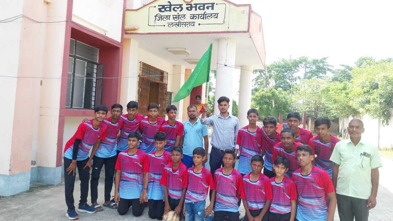 राज्य स्तरीय प्रतियोगिता के लिए अंडर-14 बालक फुटबॉल टीम भागलपुर रवाना