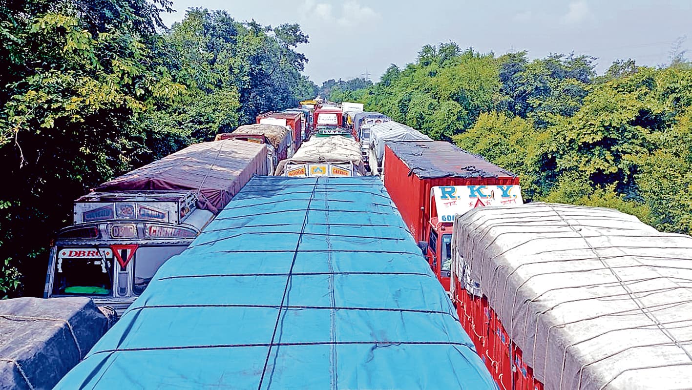 सीमा खुली, शुरू हुई वाहनों की आवाजाही