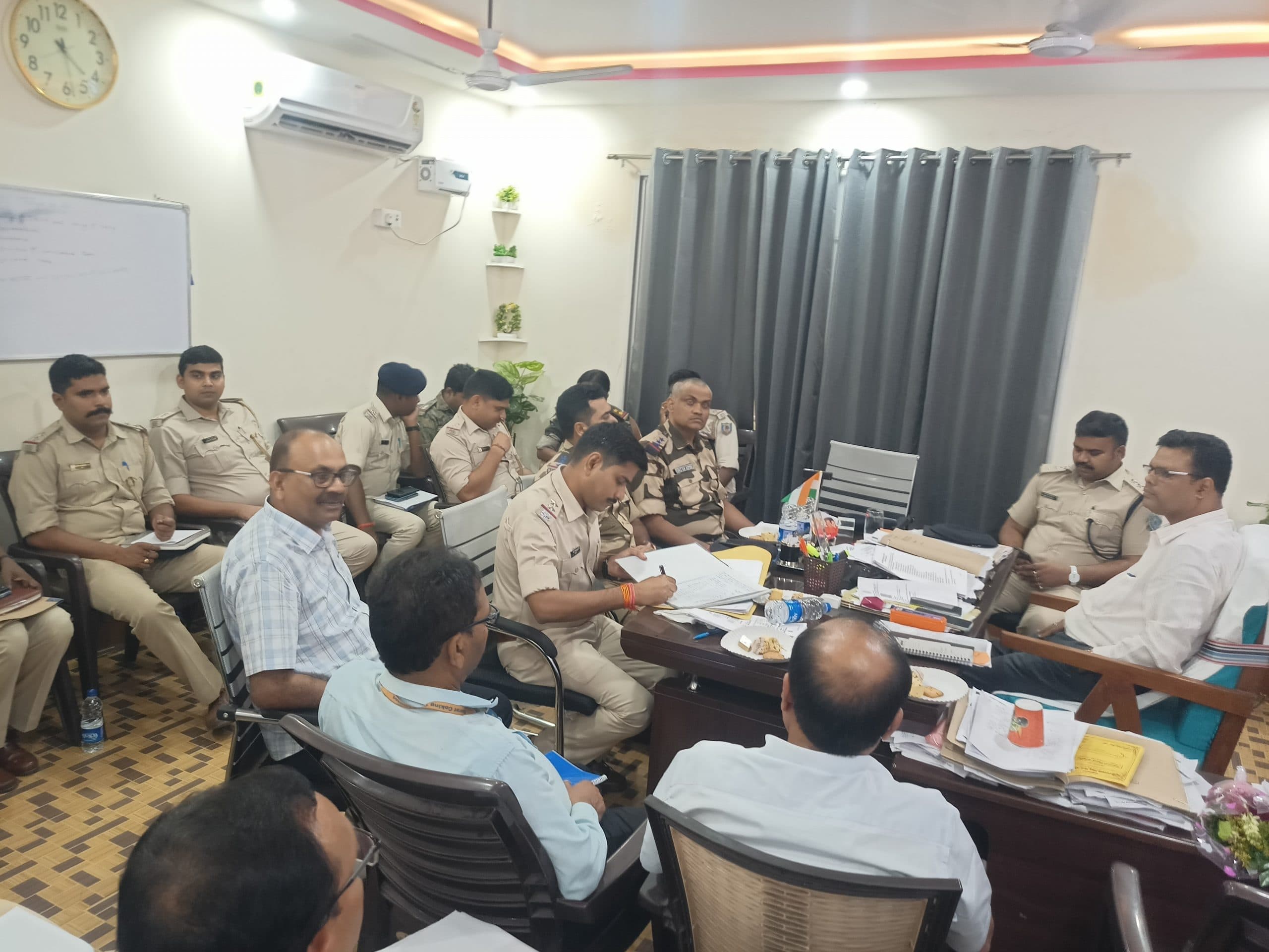 Dhanbad News:टास्क फोर्स की बैठक में कोयला-बालू चोरी रोकने का निर्देश