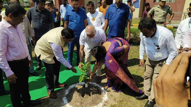 डॉ कलाम कृषि महाविद्यालय में छात्र-छात्राओं से राज्यपाल ने किया संवाद