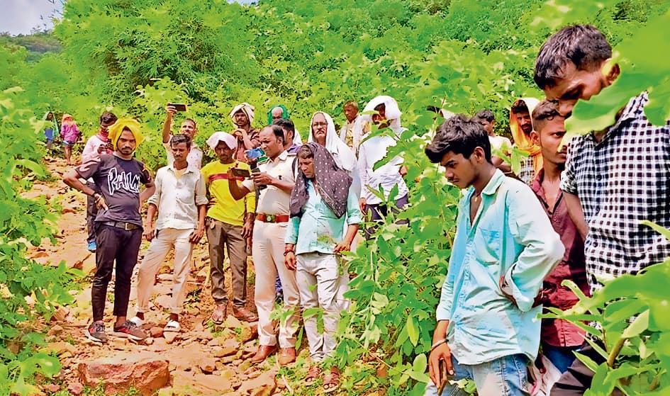 कैमूर पहाड़ी पर पत्थर से कूच कर युवक की हत्या