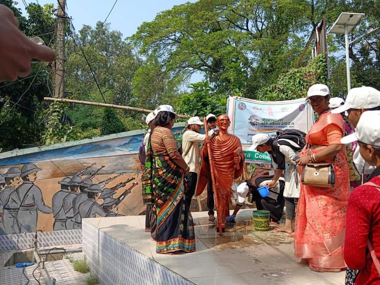 एनएसएस के स्वयंसेवकों ने शहर में की प्रतिमाओं की सफाई