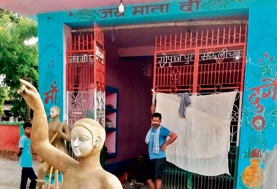 Chhapra News : गोपालपुर व महदल्ली चक में तैयारियां शुरू प्रतिमा को अंतिम रूप देने में जुटे कारीगर