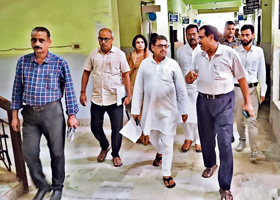 Chhapra News : सदर अस्पताल की जांच करने पहुंची विधान परिषद की टीम
