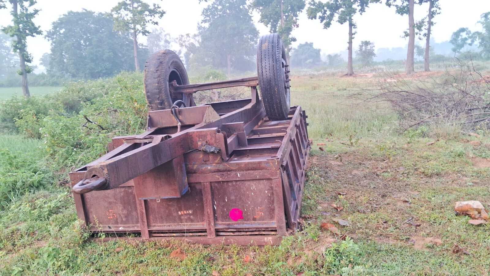 Giridih News: झुंड से बिछड़े हाथी ने खेत में खड़ी ट्रैक्टर की ट्रोली को पलटा, फसल को किया नष्ट