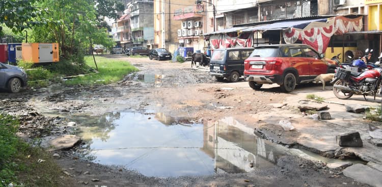 Bokaro News: सिटी सेंटर का सीवर लाइन जाम, सड़क व कॉलोनी में बह रहा गंदा पानी