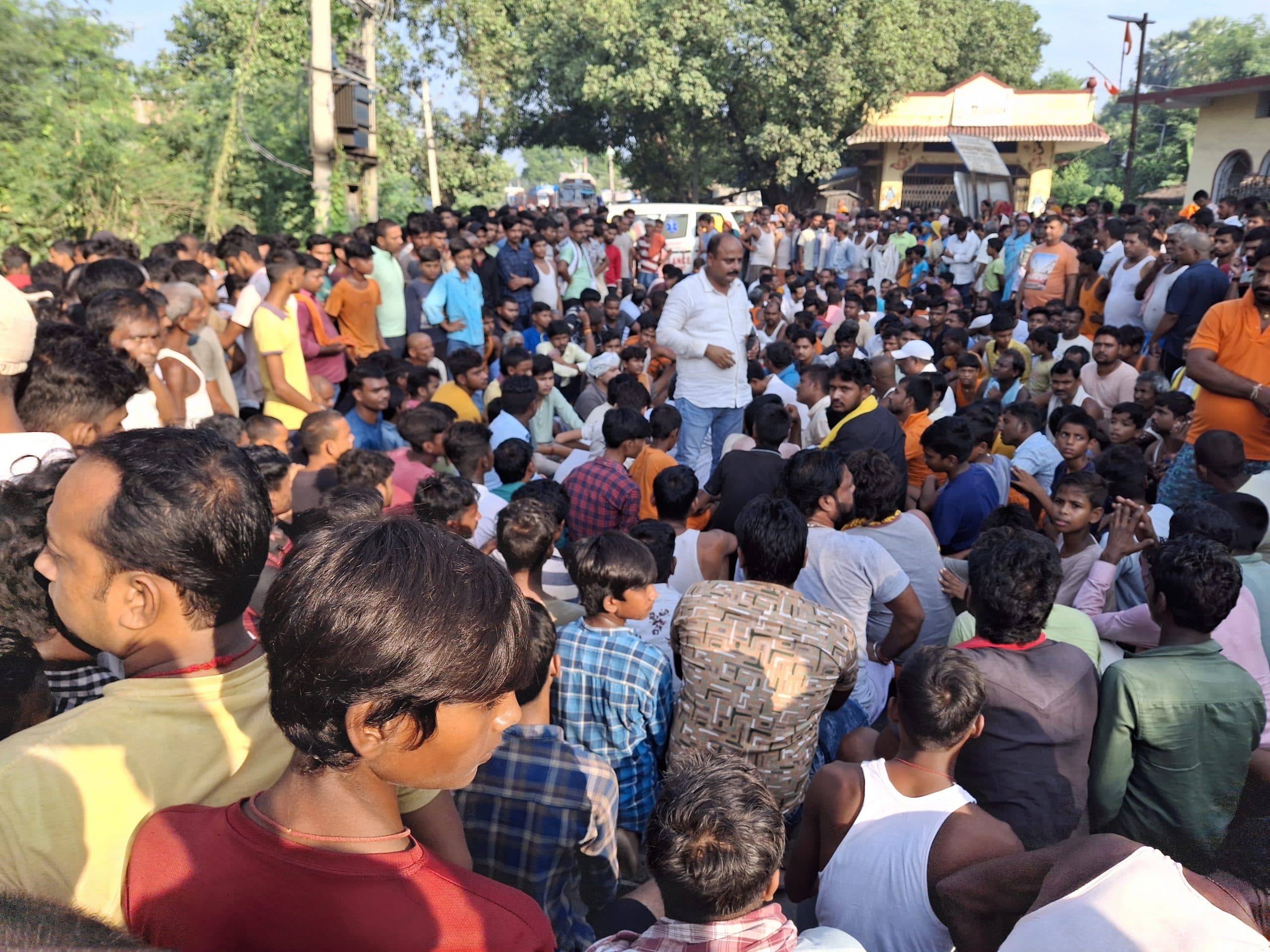 Chief became victim of bullet: दाह-संस्कार में विवाद सुलझाने गये मुखिया हुए गोली के शिकार