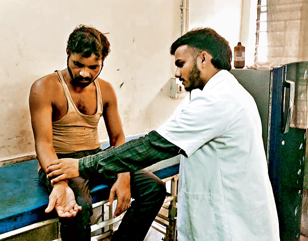 DHANBAD NEWS : चलती बाइक पर युवक को कुत्ते ने काटा