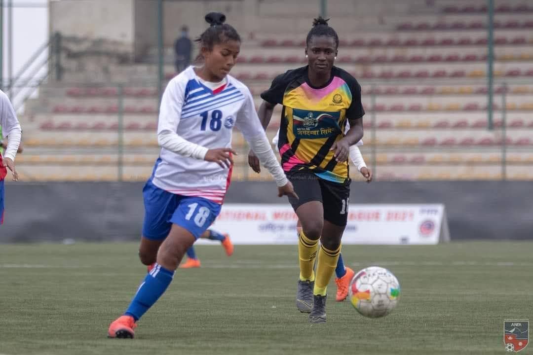 DHANBAD NEWS : सब्जी बेचनेवाली की बेटी आशा है नेशनल फुटबॉल टीम का हिस्सा