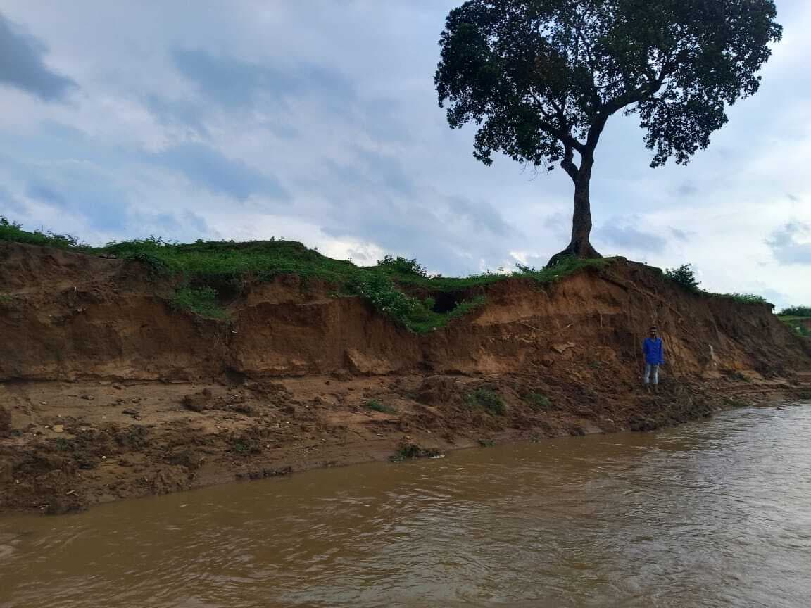 हहारो नदी में समा गयी सात एकड़ खेती योग्य जमीन