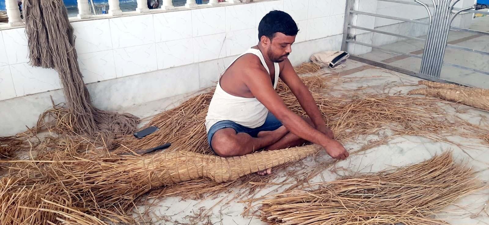 पंडाल व मूर्तियों को आकर्षक आकार दे रहा बंगाल से आया कारीगरों का कुनबा