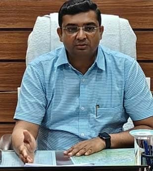 आयुष्मान कार्ड के लिए स्थानीय जनप्रतिनिधयों से लें सहयोग : डीएम