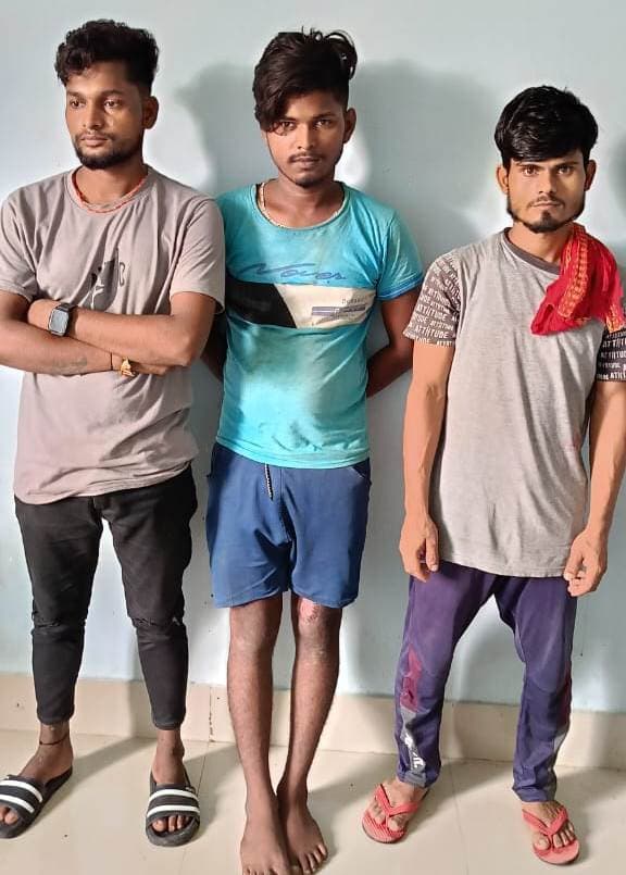 धनकुंड पुलिस ने चोरी की बाइक के साथ तीन युवक को किया गिरफ्तार