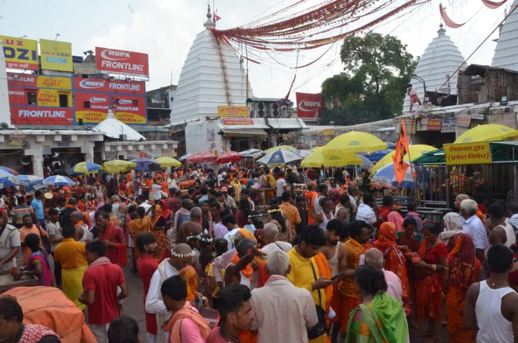 बाबा मंदिर में उमड़े भक्त, पेड़ा गली तक पहुंची शीघ्रदर्शनम की कतार