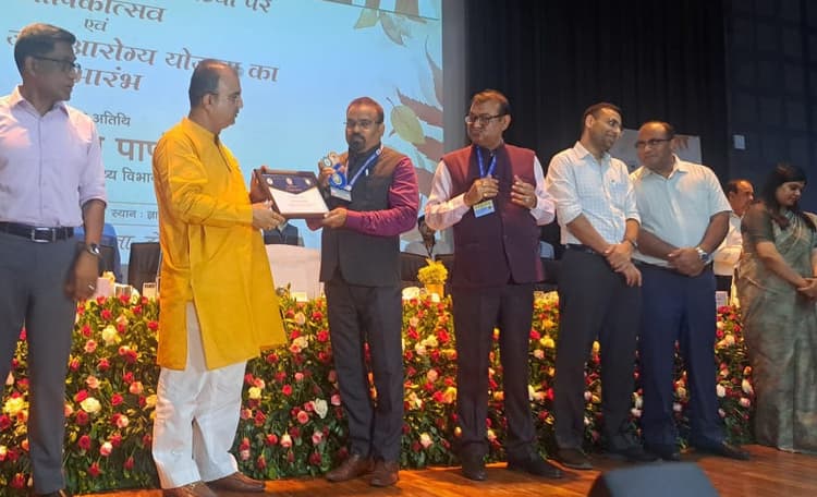 आयुष्मान कार्ड से इलाज करने को लेकर सूबे में दूसरे स्थान पर रहे बाराहाट सीएचसी