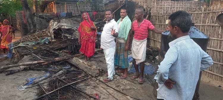 अवैध संबंध के आरोप में महिला को पेड़ से बांधकर पीटा