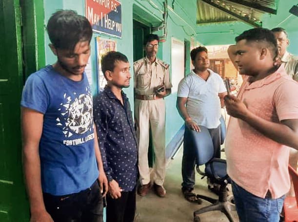 Chhapra News : बकरी चोरी कर भाग रहे बदमाशों को ग्रामीणों ने पकड़ कर किया पुलिस के हवाले