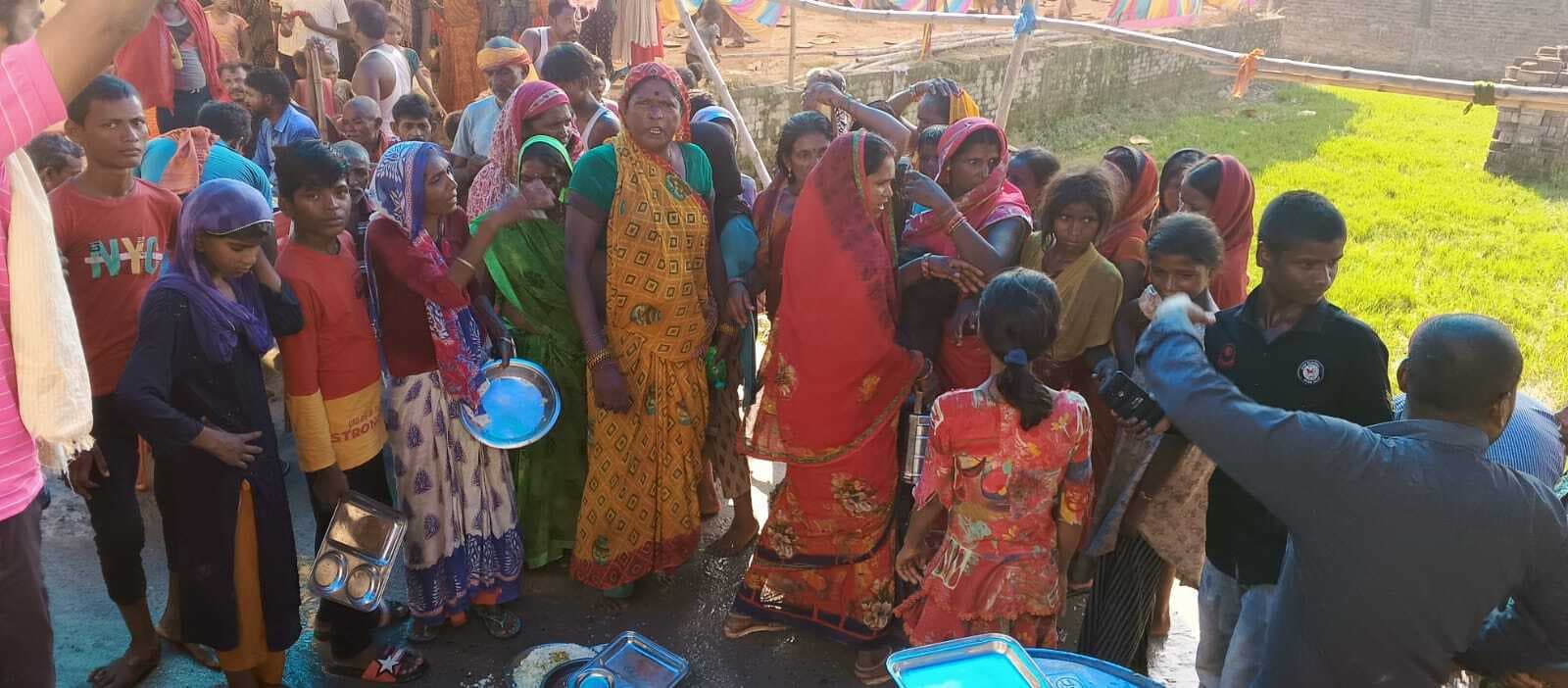 कम लोगों को भोजन दिये जाने को लेकर ग्रामीणों ने कम्युनिटी किचन को कराया बंद