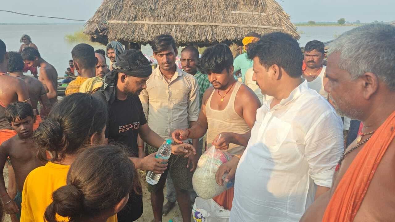 रहीमपुर दक्षिणी पंचायत के बाढ़ पीड़ितों की दर्द सुन विचलित हुए जिप सदस्य