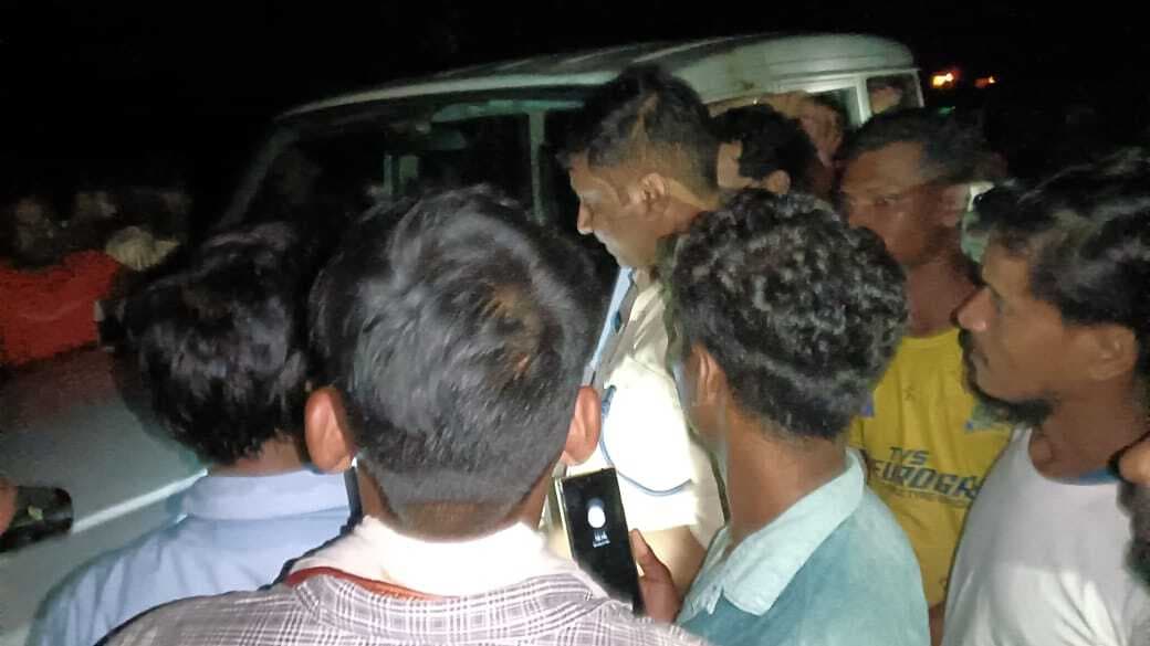 Dhanbad News:झामुमो नेता समेत तीन लोगों से लूटपाट, एक का सिर फोड़ा