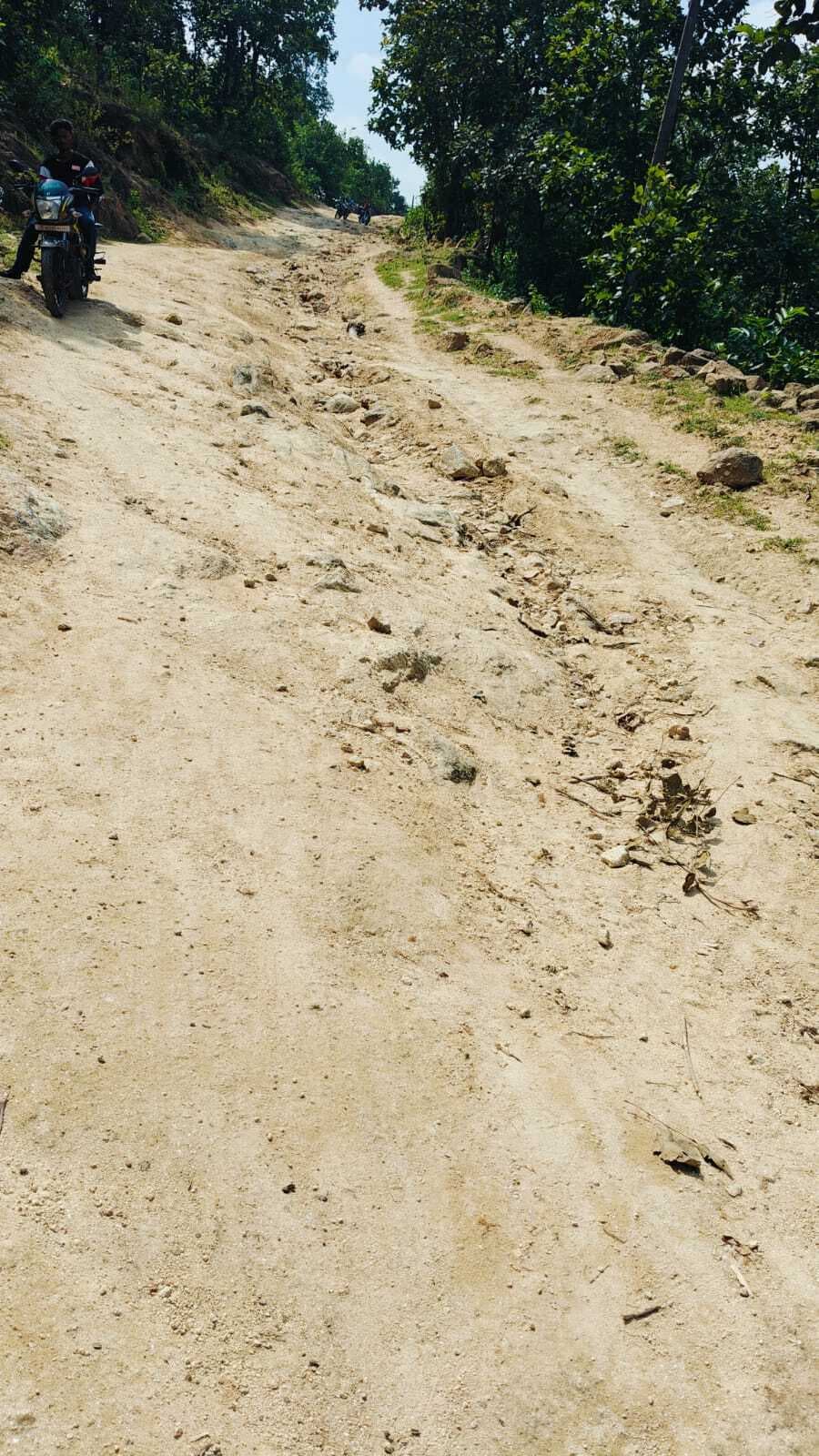 गरगलिया गांव में न सड़क न शुद्ध पानी