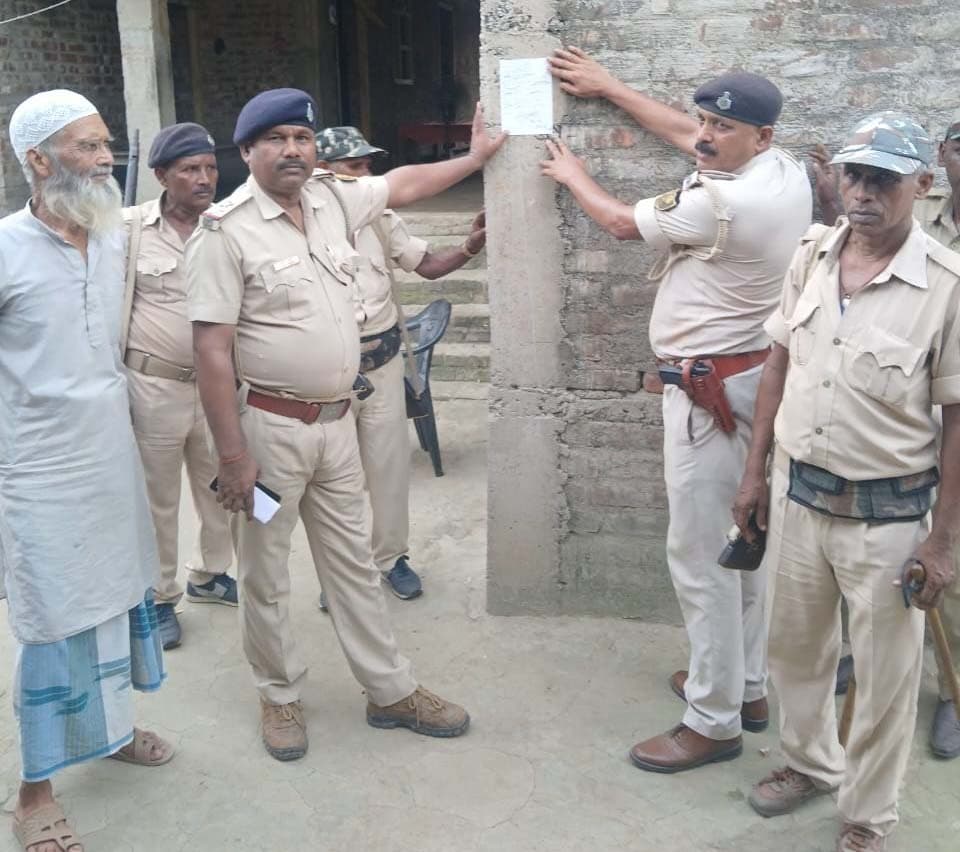 दुष्कर्म के फरार आरोपित के घर पुलिस ने लगाया इश्तेहार