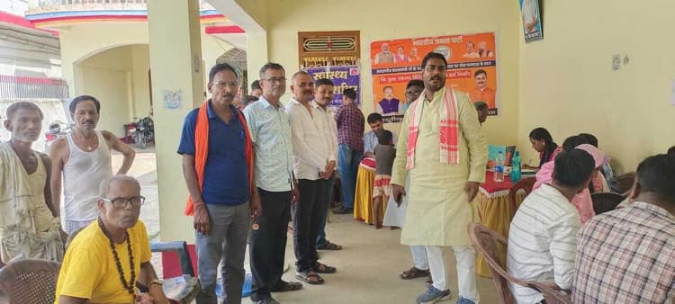 स्वास्थ्य शिविर में लोगों का बनाया गया आयुष्मान कार्ड